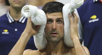 Sauna na US Open! Djokovič měl deset triček, soupeř dělal mokré fleky