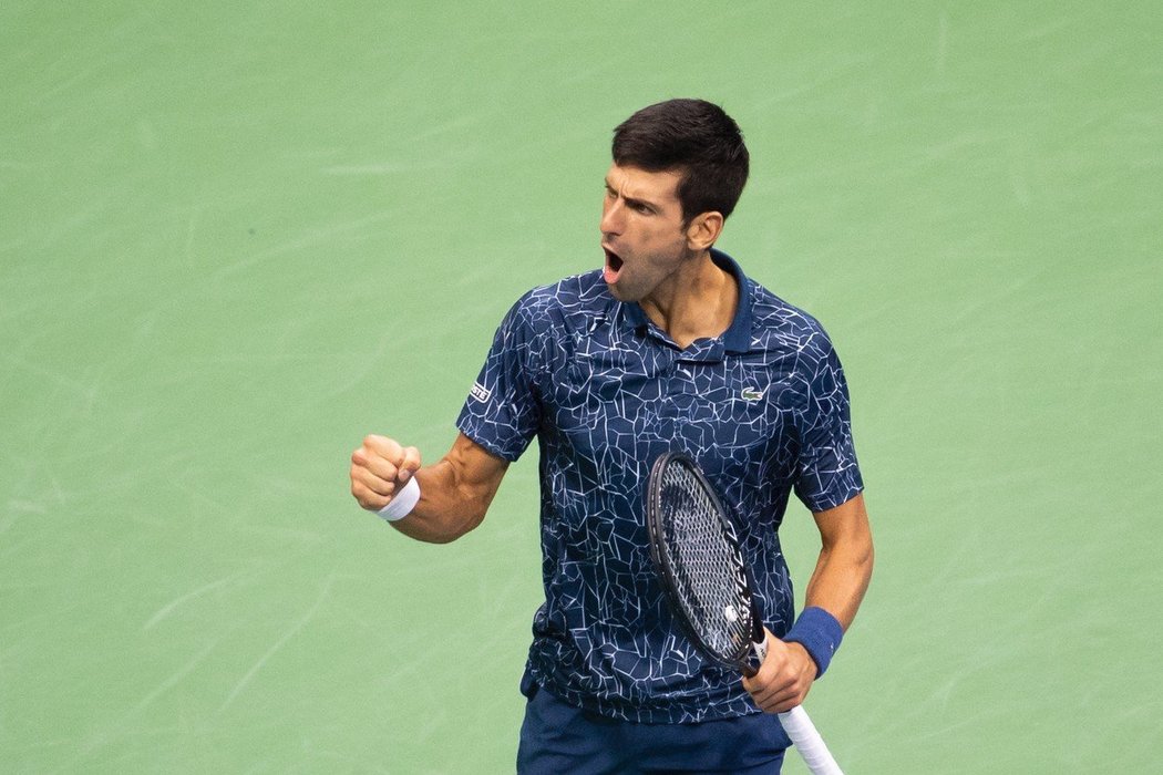 Novak Djokovič se raduje ze zisku druhé sady ve finále US Open.