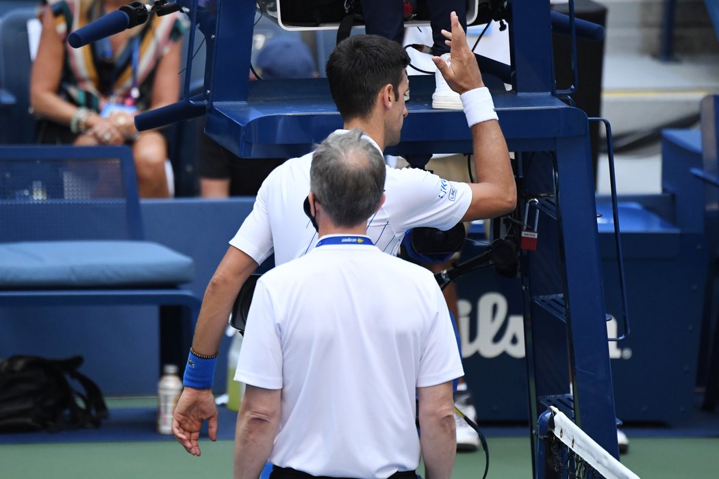 Marná diskuze s rozhodčími. Novak Djokovič byl vyloučen