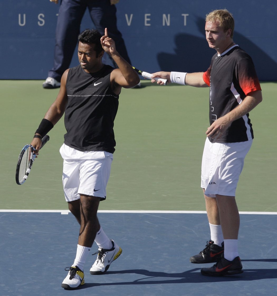 Lukáš Dlouhý (vpravo) s Leandrem Paesem ve finále US Open