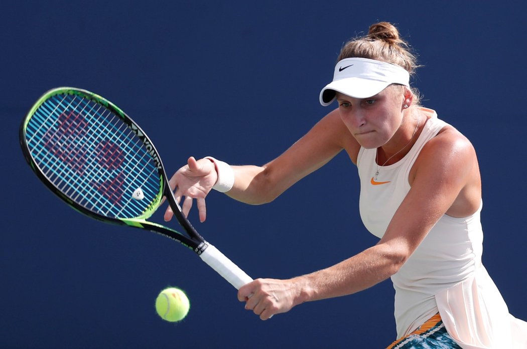 Markéta Vondroušová v duelu s Kanaďankou Eugenií Bouchardovou