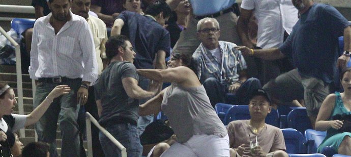 Šarvátka v nejvyšších patrech dvorce Arthura Ashe na US Open při zápase Djokovič - Petzschner