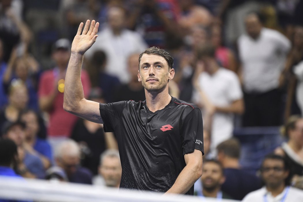 Australan John Millman, až 55.hráč světa, porazil Rogera Federera 3:6,7:5,7:6,7:6.