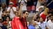Roger Federer mává divákům po vyřazení v osmifinále US Open