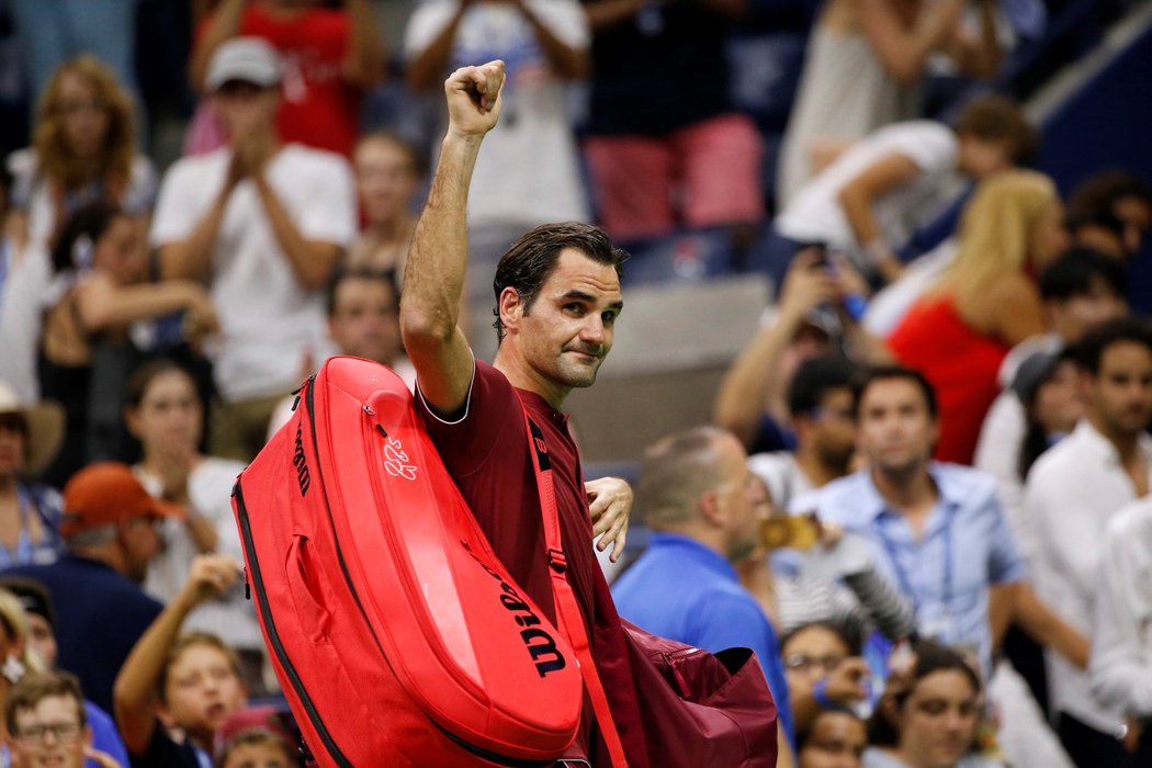 Roger Federer mává divákům po vyřazení v osmifinále US Open