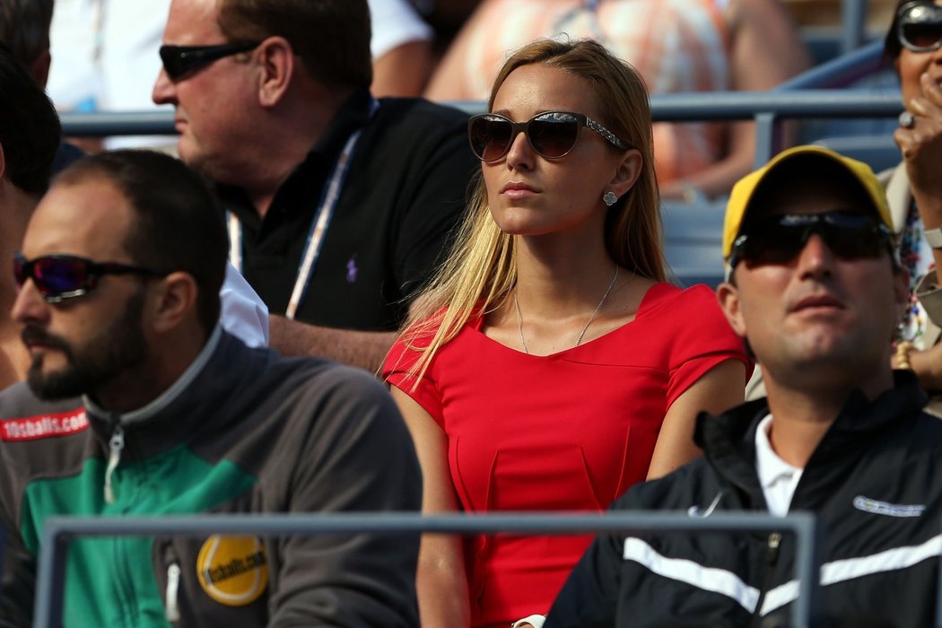 Jelena Rističová, přítelkyně Novaka Djokoviče, v hledišti při finále US Open