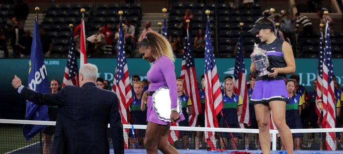 „Vím, že jste chtěli, aby vyhrála Serena, tak promiňte,“ omlouvala se Bianca Andreescuová americkým divákům během vítězné řeči