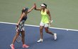 Francouzky Carolina Garciaová a Kristina Mladenovicová se radují z úspěšného míčku ve finále US Open