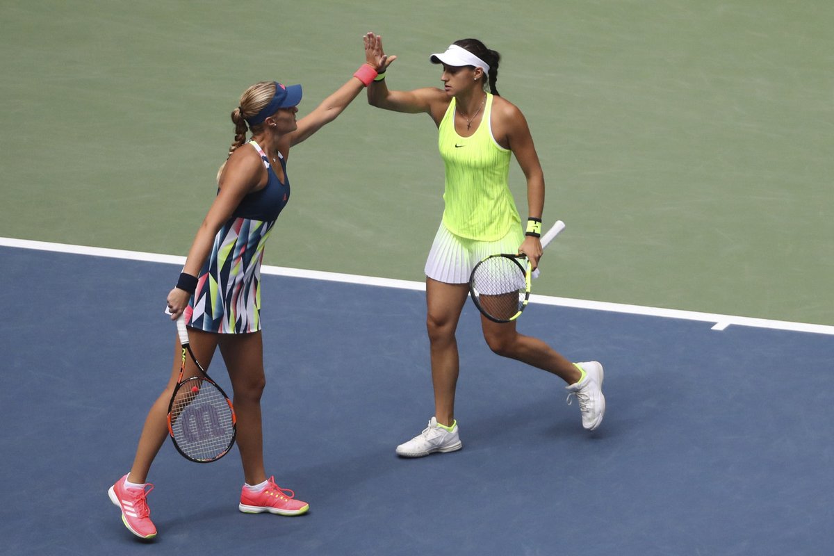 Francouzky Carolina Garciaová a Kristina Mladenovicová se radují z úspěšného míčku ve finále US Open