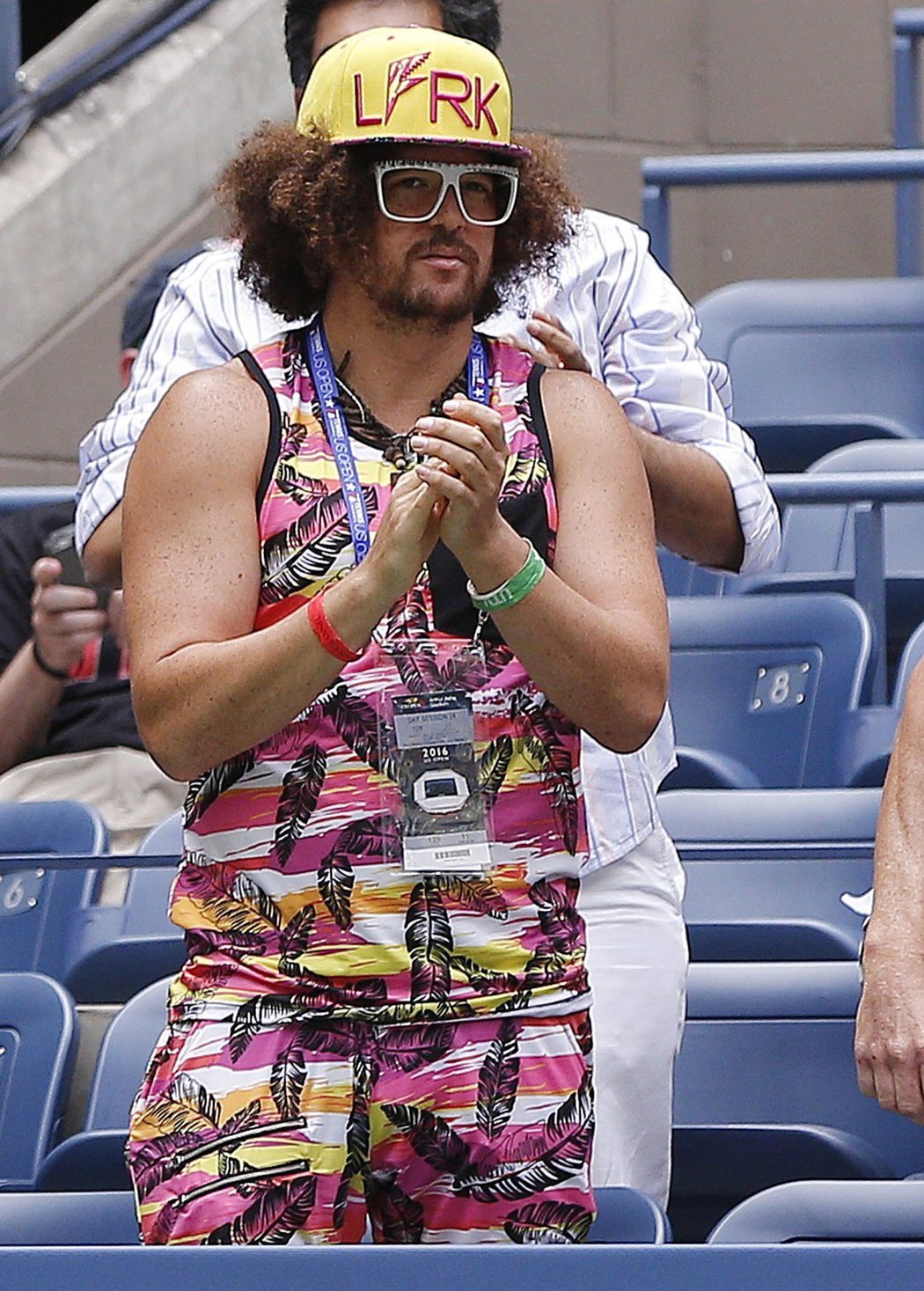 Rapper Redfoo v hledišti při finále čtyřhry žen na US Open