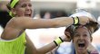 Parádní klobouk! Lucie Šafářová za výbuchu smíchu zkrášluje hlavu své parťačky Bethanie Mattekové-Sandsové pohárem pro vítězky čtyřhry na US Open.