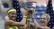 Vysmáté parťačky Lucie Šafářová s Bethanií Mattekovou-Sandsovou zvedají pohár pro vítězky US Open