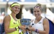 Lucie Šafářová (vlevo) slaví s Bethanií Mattekovou-Sandsovou triumf na US Open