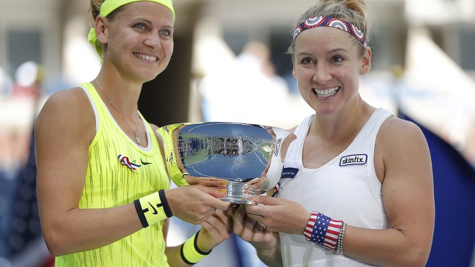 Lucie Šafářová (vlevo) slaví s Bethanií Mattekovou-Sandsovou triumf na US Open