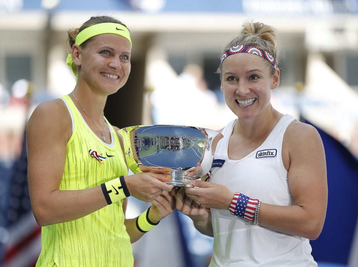 Lucie Šafářová (vlevo) slaví s Bethanií Mattekovou-Sandsovou triumf na US Open