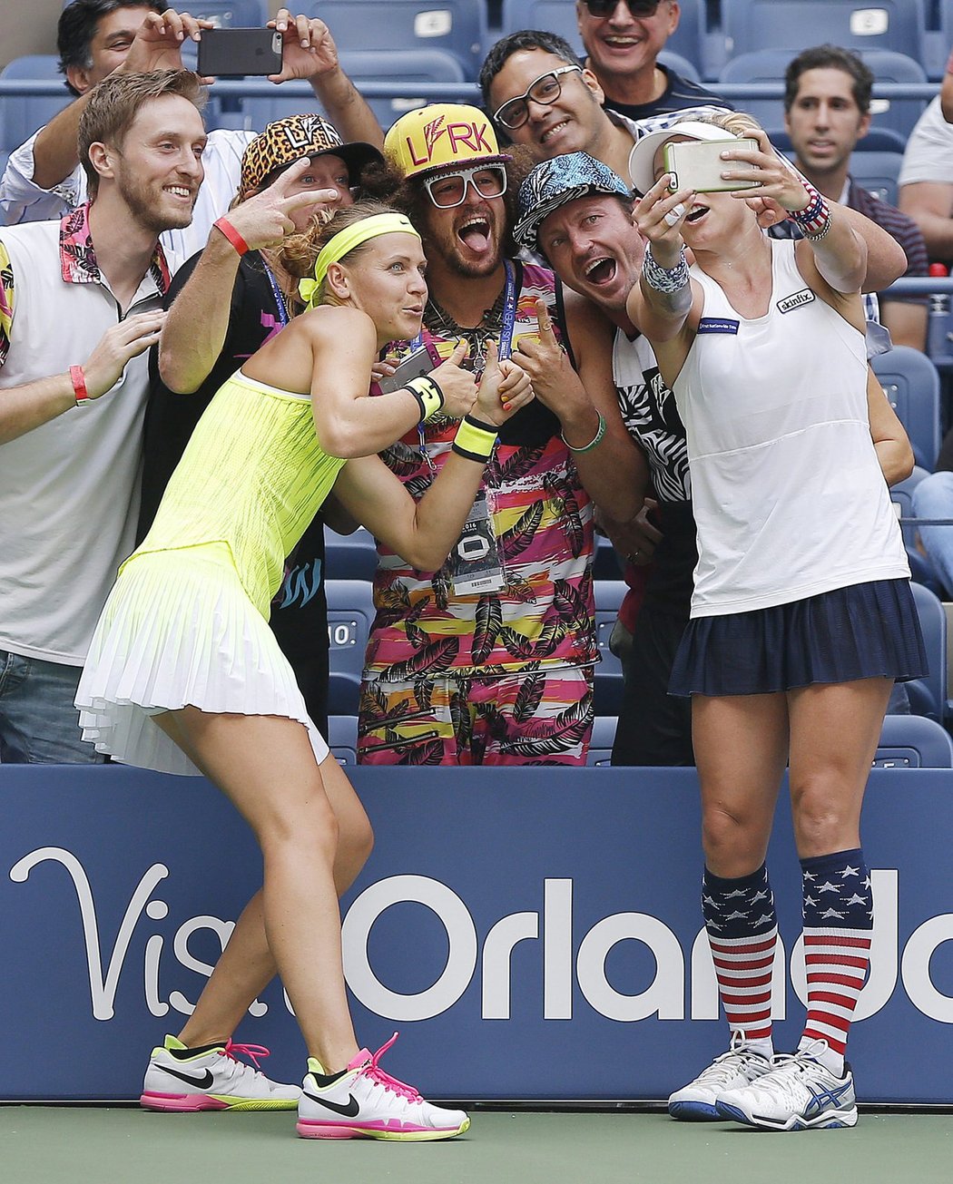 Vítězné selfíčko. Lucie Šafářová a Bethanie Matteková-Sandsová se po triumfu na US Open fotí se zpěvákem Redfooem.