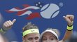 Lucie Šafářová a Bethanie Matteková-Sandsová si dělají vítězné selfie po finále čtyřhry na US Open