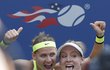 Lucie Šafářová a Bethanie Matteková-Sandsová si dělají vítězné selfie po finále čtyřhry na US Open