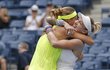 Lucie Šafářová (vlevo) se objímá s Bethanií Mattekovou-Sandsovou po jejich triumfu na US Open