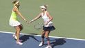 Lucie Šafářová si plácá se svou parťačkou Bethanií Mattekovou-Sandsovou ve finále US Open