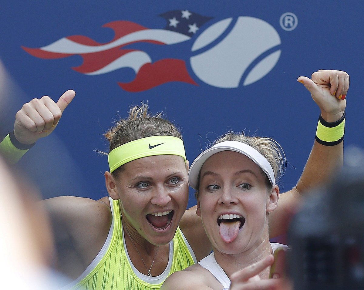 Lucie Šafářová a Bethanie Matteková-Sandsová si dělají vítězné selfie po finále čtyřhry na US Open