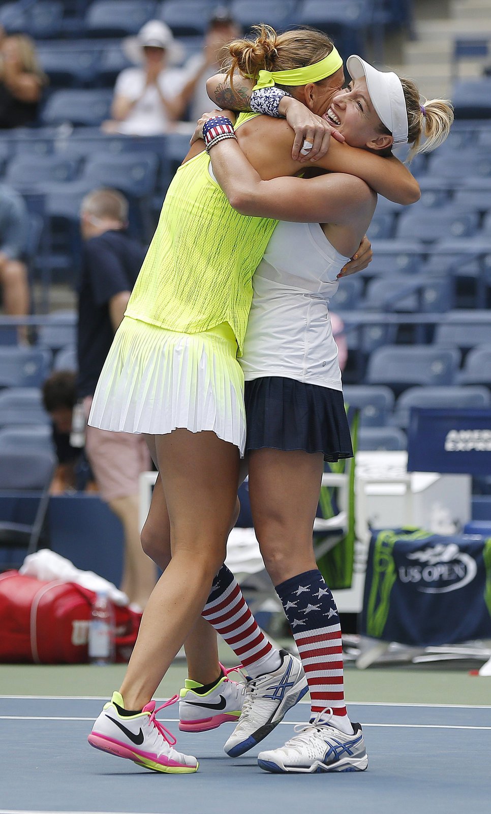 Lucie Šafářová (vlevo) se objímá s Bethanií Mattekovou-Sandsovou po jejich triumfu na US Open