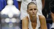 Poražená finalistka US Open Karolína Plíšková smutně kouká na pohár pro vítězku, který si za chvíli převezme Angelique Kerberová