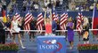 Angelique Kerberová se raduje s pohárem pro vítězku US Open, vlevo přihlíží poražená finalistka Karolína Plíšková