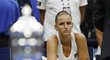 Poražená finalistka US Open Karolína Plíšková smutně kouká na pohár pro vítězku, který si za chvíli převezme Angelique Kerberová