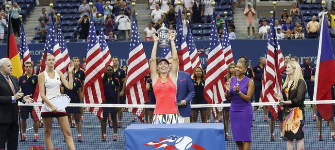 Angelique Kerberová se raduje s pohárem pro vítězku US Open, vlevo přihlíží poražená finalistka Karolína Plíšková