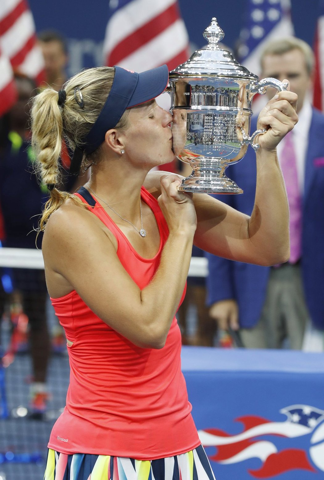 Angelique Kerberová líbá svůj pohár pro šampionku US Open po vítězství nad Karolínou Plíškovou