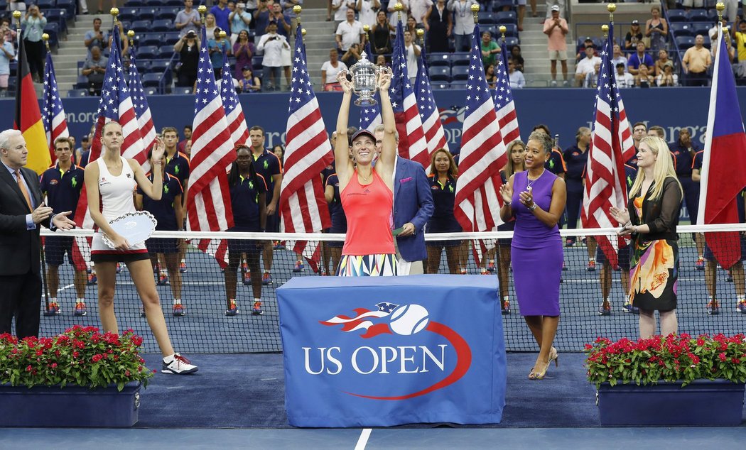 Angelique Kerberová se raduje s pohárem pro vítězku US Open, vlevo přihlíží poražená finalistka Karolína Plíšková