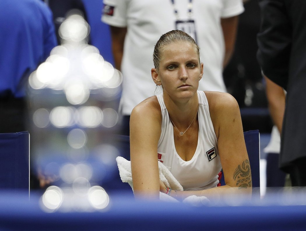 Poražená finalistka US Open Karolína Plíšková smutně kouká na pohár pro vítězku, který si za chvíli převezme Angelique Kerberová