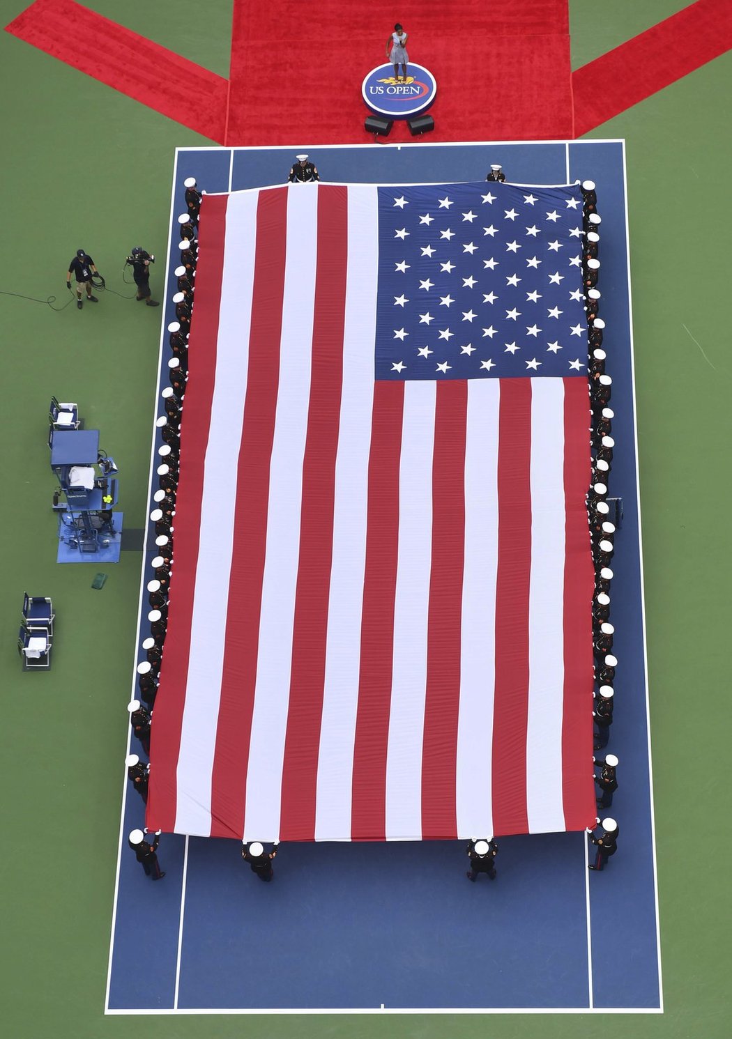 Americká vlajka na centrálním dvorci US Open před finále ženské dvouhry Plíšková - Kerberová