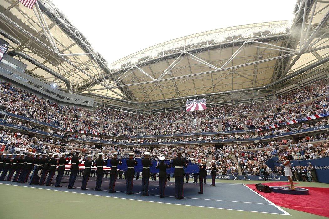 Americká hymna před ženským finále na US Open