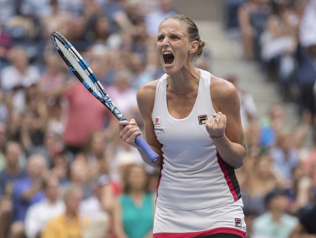 Karolína Plíšková se ve finále US Open raduje z vyhrané druhé sady proti Angelique Kerberové