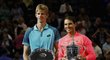 Vítězný Nadal a poražený Kevin Anderson pózují fotografům
