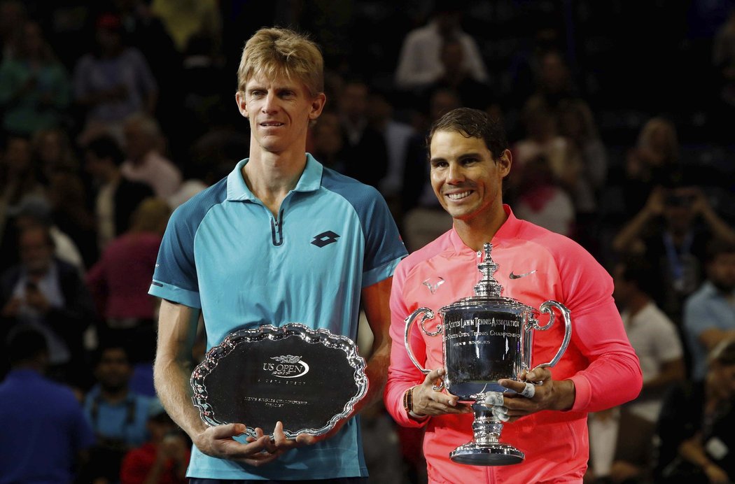 Vítězný Nadal a poražený Kevin Anderson pózují fotografům