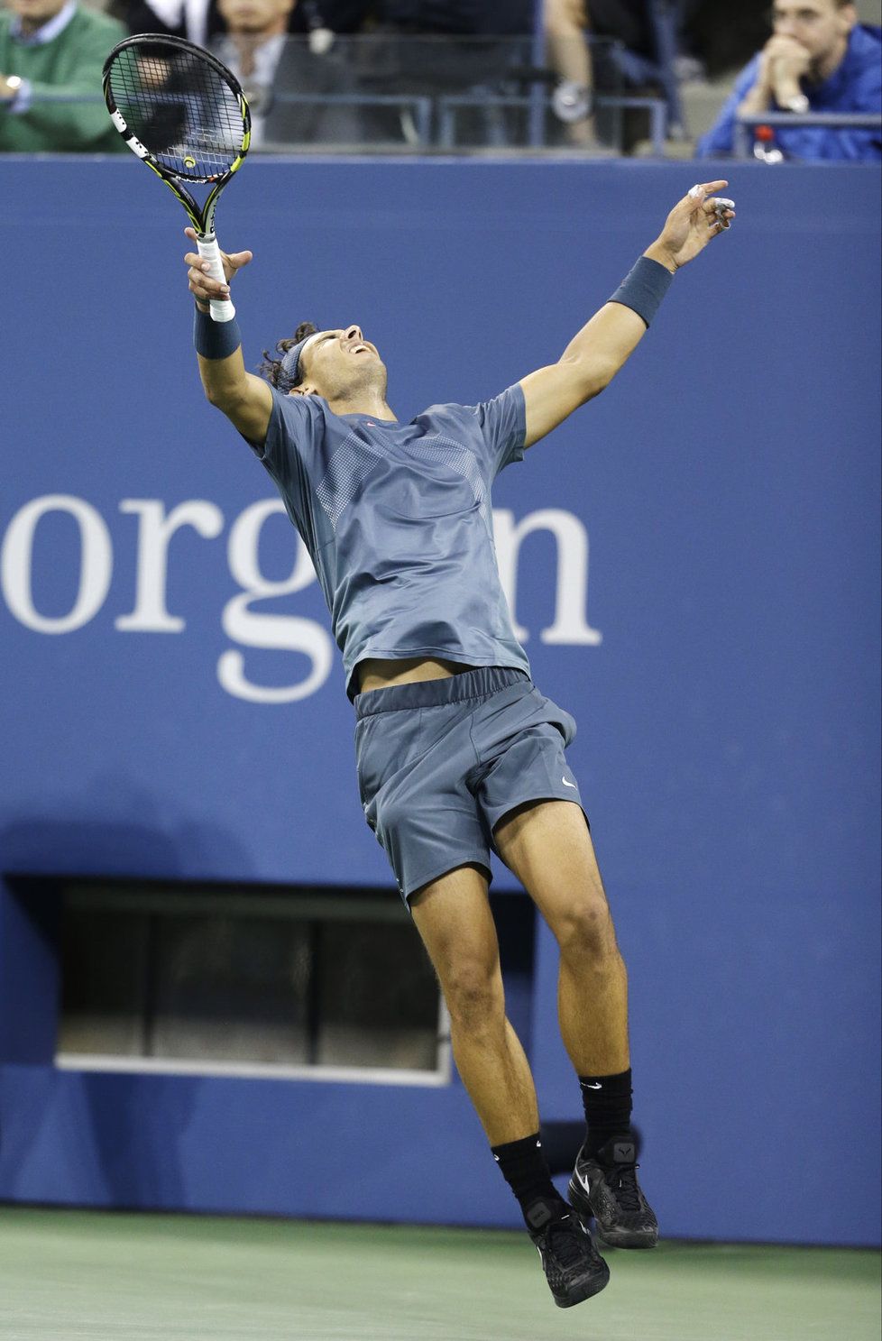 Španělský tenista Rafael Nadal vyhrál podruhé v kariéře US Open. Druhý hráč žebříčku ATP se ze svého celkem již třináctého grandslamového titulu radoval po vítězství ve finále v New Yorku nad Novakem Djokovičem.