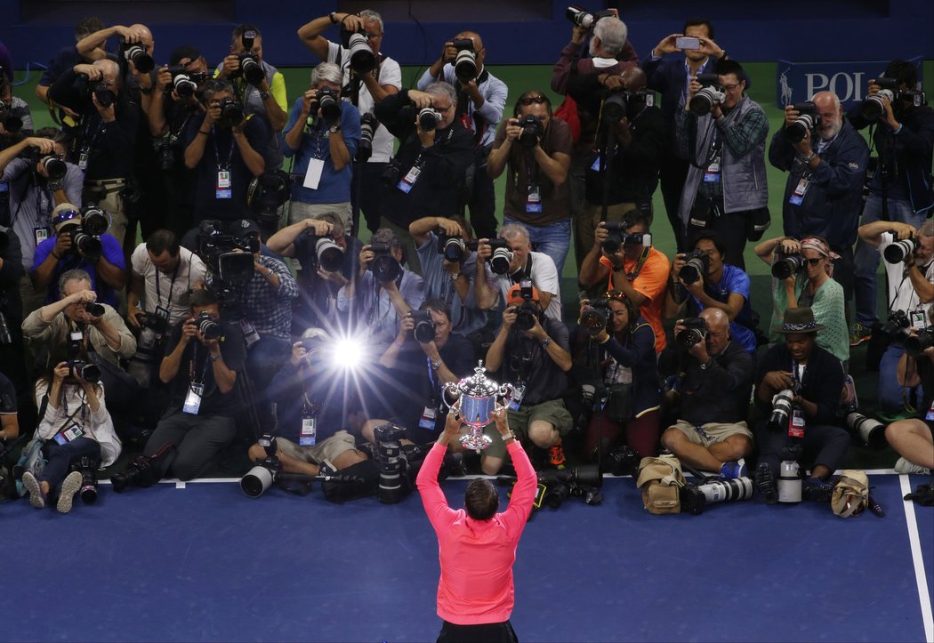 Rafael Nadal se pyšní zástupu fotografů