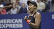 Naomi Ósakaová se raduje z bodu ve finále US Open proti Sereně Williamsové
