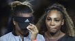 Serena Williamsová objímá svou soupeřku Naomi Ósakaovou, na kterou diváci při vyhlašování začali bučet