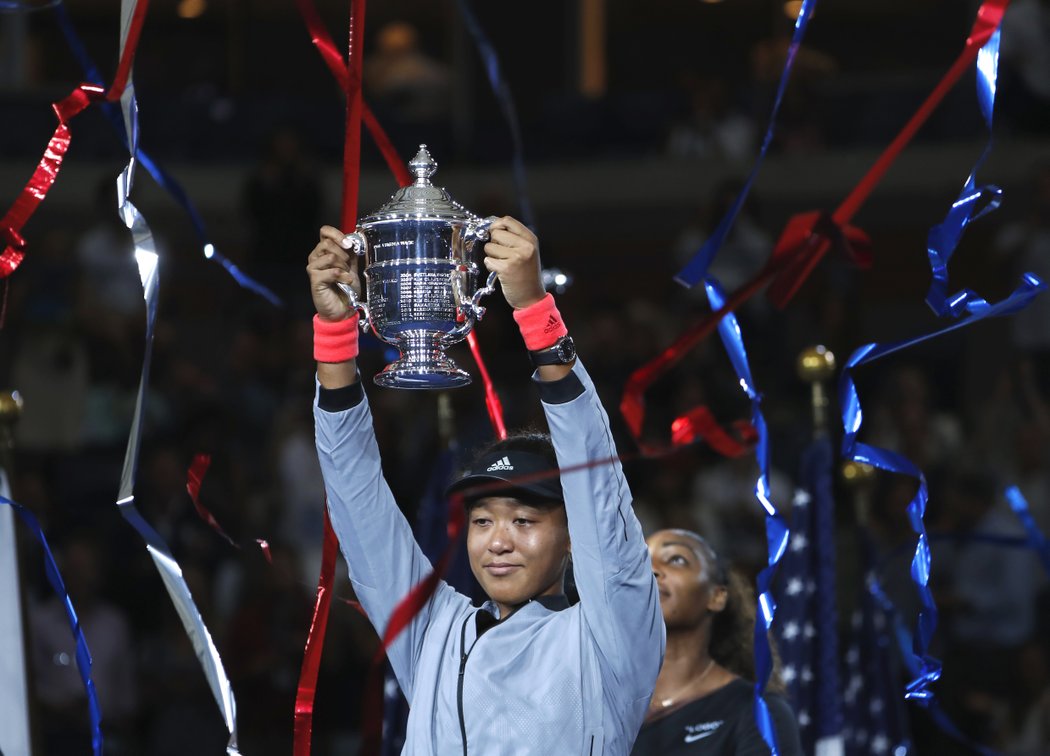 Naomi Ósakaová zvedá svůj pohár pro vítězku US Open