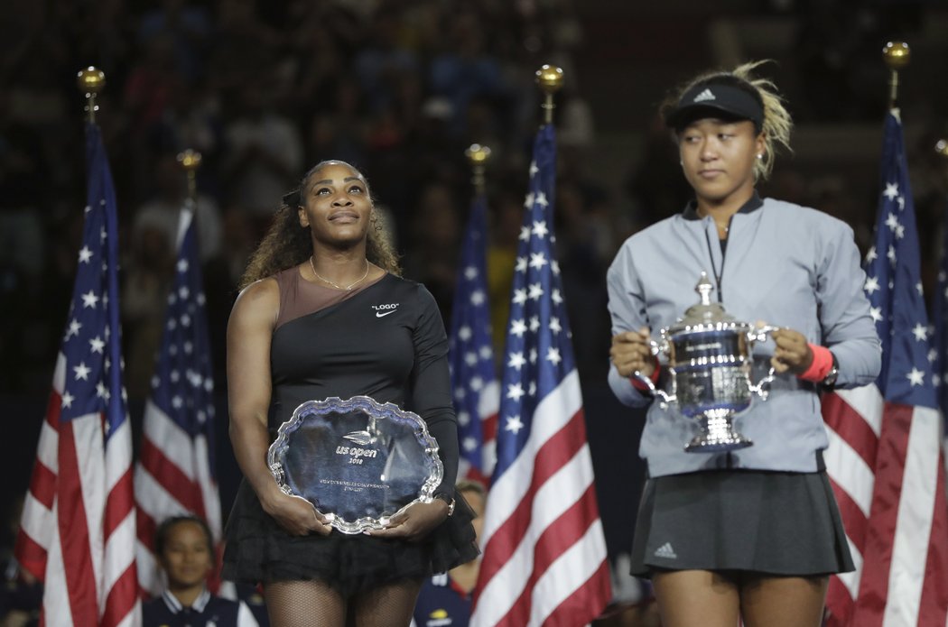 Serena Williamsová s trofejí pro poraženou finalistku a vítězná Naomi Ósakaová