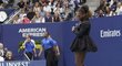 Rozčílená Serena Williamsová zlikvidovala ve finále US Open raketu