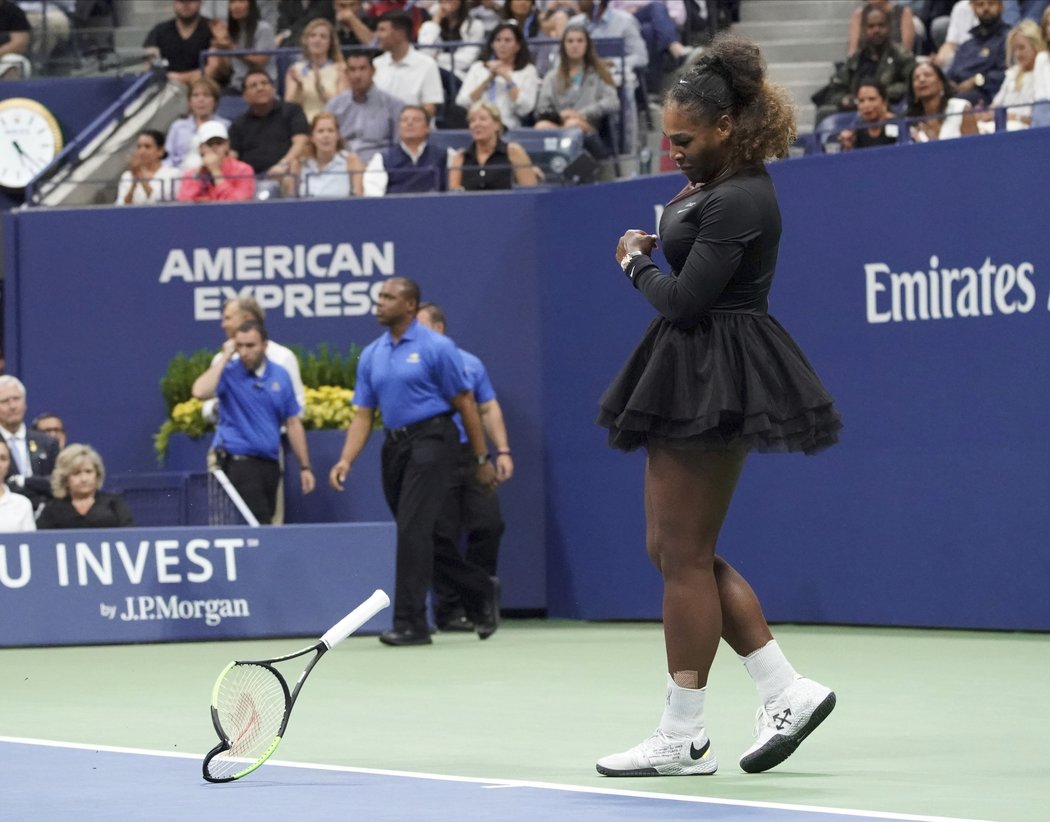 Rozčílená Serena Williamsová zlikvidovala ve finále US Open raketu