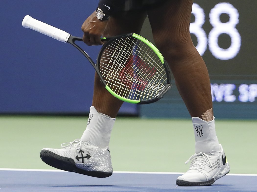 Serena Williamsová s rozmlácenou raketou po svém výbuchu ve finále US Open