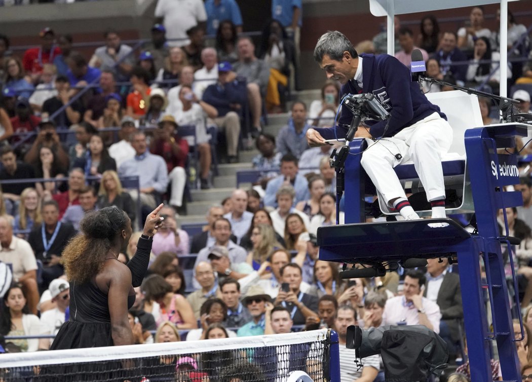 Serena Williamsová se hádá s rozhodčím finále US Open Carlosem Ramosem