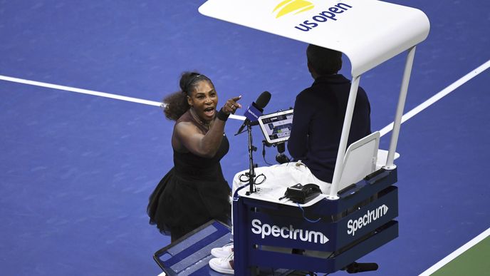 Serena Williamsová se hádá se sudím Ramosem ve finále US Open