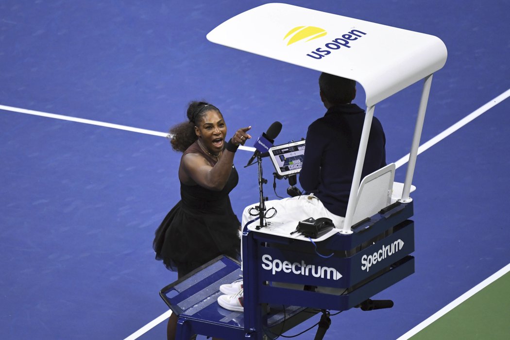 Serena Williamsová se hádá se sudím Ramosem ve finále US Open